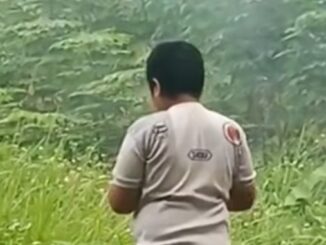 The boy in the video is identified as Muhammad Rizki (11), often called Kiki, a resident of Gadobangkong Village, Ngamprah District.