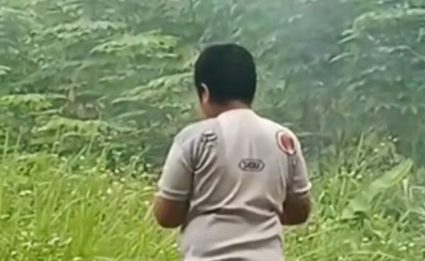 The boy in the video is identified as Muhammad Rizki (11), often called Kiki, a resident of Gadobangkong Village, Ngamprah District.