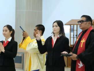 Detik-detik pengucapan sumpah setia dua Anak Berkewarganegaraan Ganda (ABG) menjadi WNI di Mataram