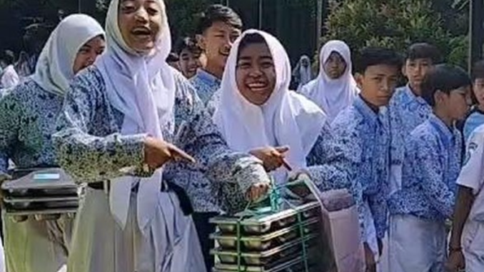 Viral! Siswa Bandung Kembalikan MBG Gegara Bau Tak Sedap