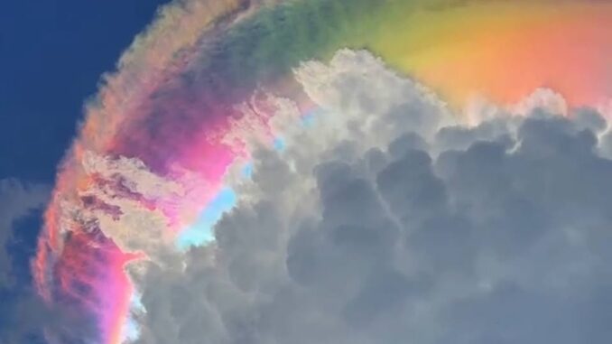 Penampakan Cloud Iridescence atau iridisensi awan di langst Jonggol