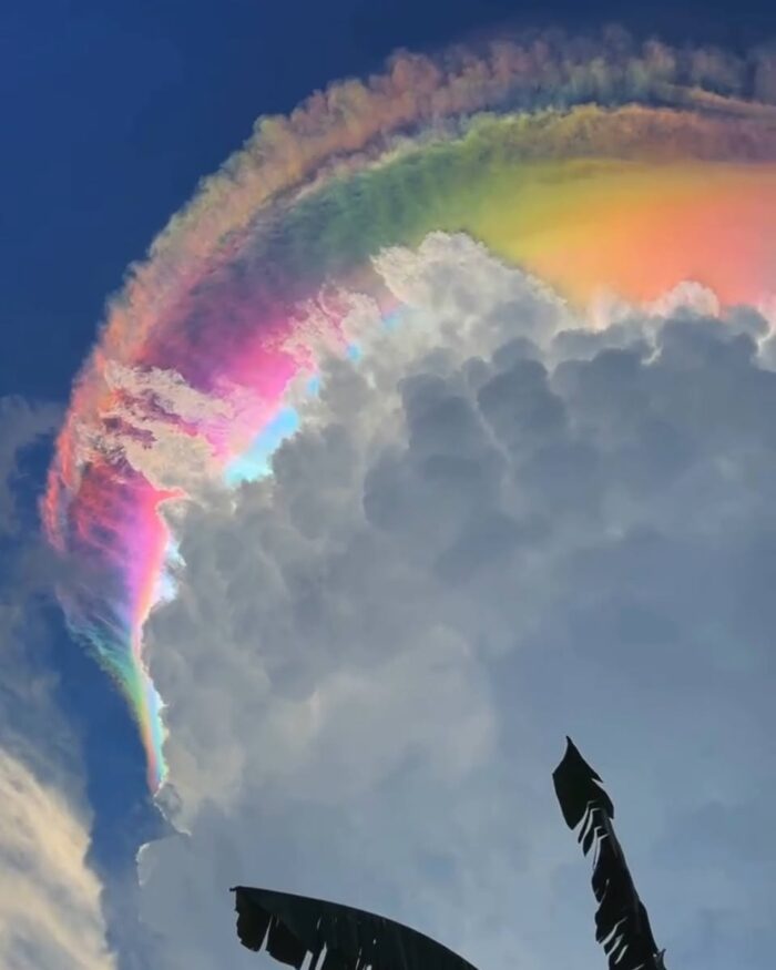 Penampakan Cloud Iridescence atau iridisensi awan di langst Jonggol 