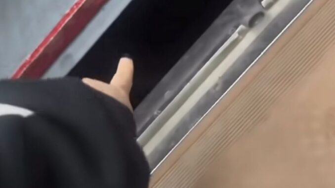 Tangkapan layar dugaan pelecehan seksual di Stasiun Kebayoran pada Sabtu malam, 2 Mei 2026 menjadi viral setelah akun Threads @andinewst mengungkap modus pelaku yang bersembunyi di bawah peron stasiun