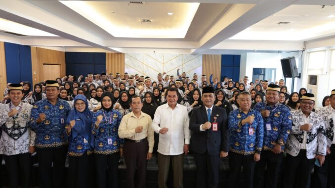 Bupati Tangerang, Moch. Maesyal Rasyid bersama para kepala sekolah SD dan SMP