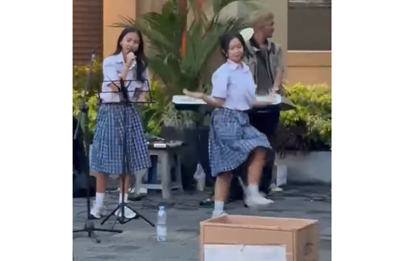 Aksi Bertha dan Vanessa bantu pengamen di Mailoboro. (Ist.)