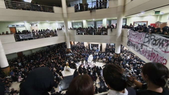 Mahasiswa Geruduk Rektorat UPN Veteran Yogya Tuntut Penuntasan Kasus (KalderaNews/Ist)