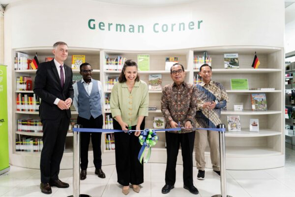 Peresmian German Corner oleh Direktur Goethe-Institut Wilayah Asia Tenggara, Australia, dan Selandia Baru Constanze Michel (ketiga dari kiri) dan Sekretaris Utama Perpustakaan Nasional Republik Indonesia Joko Santoso (kedua dari kanan), disaksikan Duta Besar Republik Federal Jerman untuk Indonesia Ralf Beste (kiri)