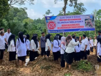 Guru dan siswa SMAN 8 Bungo aksi di tambang ilegal. (Ist.)