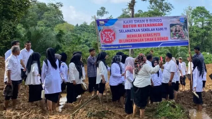 Guru dan siswa SMAN 8 Bungo aksi di tambang ilegal. (Ist.)