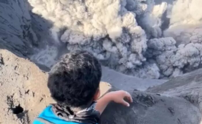 Detik-detik pendaki menyaksikan erupsi Gunung Dukono di Kabupaten Halmahera Utara, Maluku Utara