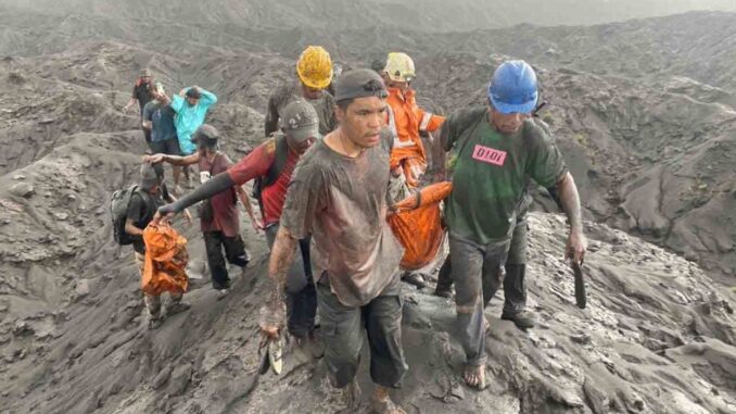 Evakuasi korban erupsi Gunung Dukono di Kabupaten Halmahera Utara, Maluku Utara