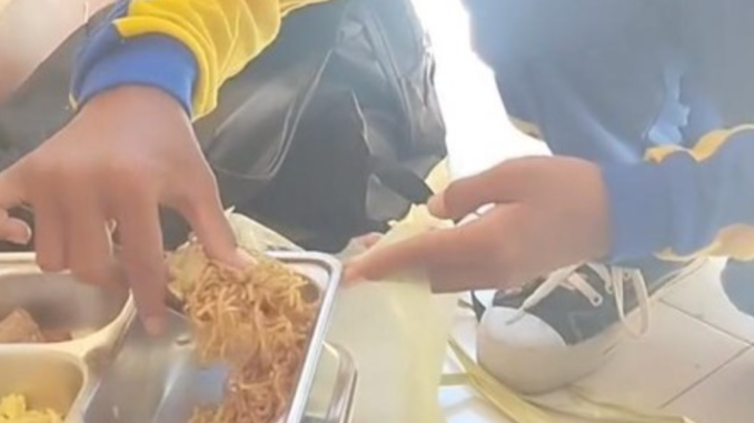 Haru! Jatah MBG Siswa SMP Bima Dibagikan untuk Adik-Adik (KalderaNews/Ist)