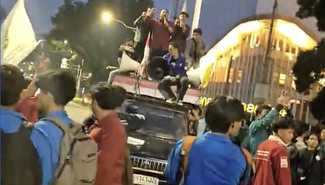 Aksi unjuk rasa memperingati Hari Pendidikan Nasional (Hardiknas) Aliansi Badan Eksekutif Mahasiswa Seluruh Indonesia (BEM SI) di Jalan Medan Merdeka Selatan, Jakarta Pusat pada Sabtu (2/5/2026) sore