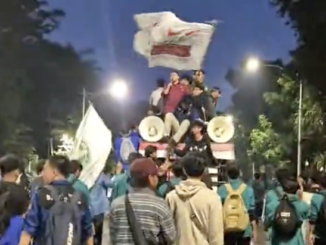 Aksi unjuk rasa memperingati Hari Pendidikan Nasional (Hardiknas) Aliansi Badan Eksekutif Mahasiswa Seluruh Indonesia (BEM SI) di Jalan Medan Merdeka Selatan, Jakarta Pusat pada Sabtu (2/5/2026) sore