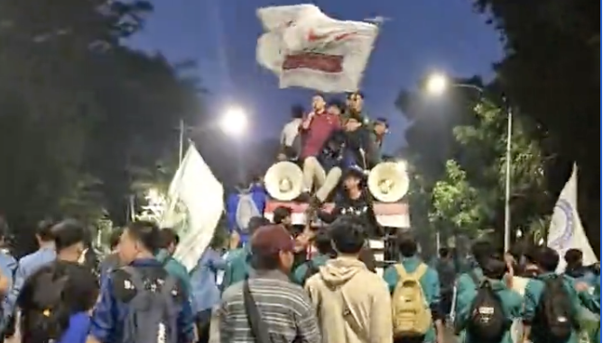 Aksi unjuk rasa memperingati Hari Pendidikan Nasional (Hardiknas) Aliansi Badan Eksekutif Mahasiswa Seluruh Indonesia (BEM SI) di Jalan Medan Merdeka Selatan, Jakarta Pusat pada Sabtu (2/5/2026) sore