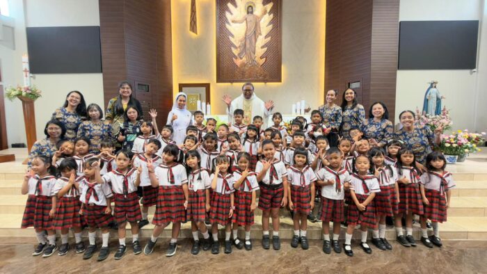Anak-anak KB-TK Tarakanita 5 Rawamangun melayani Perayaan Ekaristi di Gereja Keluarga Kudus Rawamangun pada Minggu, 3 Mei 2026