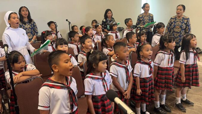 Anak-anak KB-TK Tarakanita 5 Rawamangun melayani Perayaan Ekaristi di Gereja Keluarga Kudus Rawamangun pada Minggu, 3 Mei 2026