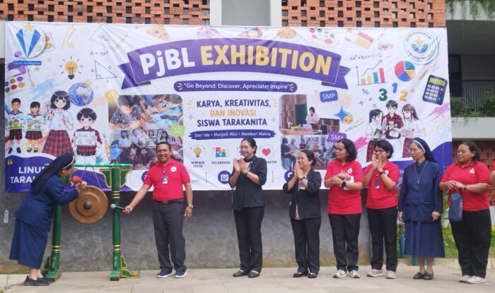 Pembukaan PjBL Exhibition Sekolah Tarakanita Blok Pluit oleh Sr.Giovanni CB