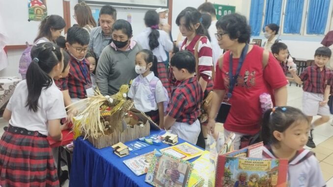 Stand pameran karya siswa untuk meningkatkan jiwa kewirausahaan sejak dini di PjBL Exhibition Sekolah Tarakanita Blok Pluit