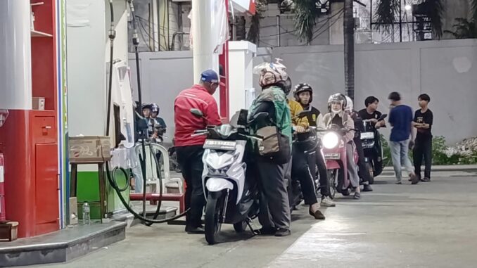 Antrean Bahan Bakar Minyak (BBM) di sebuah SPBU, Pertamina, Pertalite