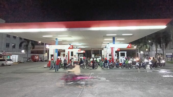 Antrean Bahan Bakar Minyak (BBM) di sebuah SPBU, Pertalite, Pertamina,