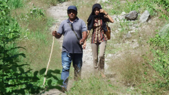 Kisah Pilu Guru Honorer Yustina, Jalan 6 Km Digaji Rp150.000 per Bulan (KalderaNews/Ist)