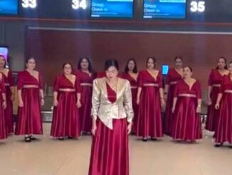 Meski gagal terbang ke Manokwari, kontingen Paduan Suara Wanita Kepri tetap melantunkan lagu-lagu rohani di Terminal 3 Bandara Soekarno-Hatta, Jumat (26/6)