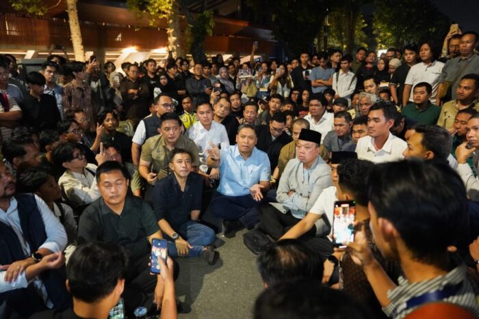 Mahasiswa bersama Menteri ATR/BPN, Nusron Wahid dan Wakil Menteri Pertanian, Sudaryono saat melakukan diskusi terbuka di atas aspal UGM pada Senin malam, 15 Juni 2026 malam
