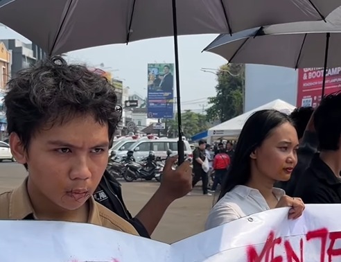 Liga Mahasiswa Nasional untuk Demokrasi (LMND) Eksekutif Wilayah Lampung menggelar unjuk rasa di kawasan Bundaran Tugu Adipura, Kota Bandar Lampung.