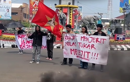 Liga Mahasiswa Nasional untuk Demokrasi (LMND) Eksekutif Wilayah Lampung menggelar unjuk rasa di kawasan Bundaran Tugu Adipura, Kota Bandar Lampung.