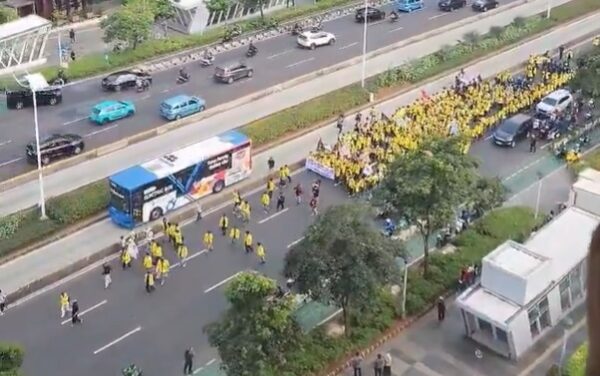 Aksi long march BEM UI menuju Bundaran HI Jakarta (KalderaNews/Ist) Aksi long march BEM UI menuju Bundaran HI Jakarta (KalderaNews/Ist)