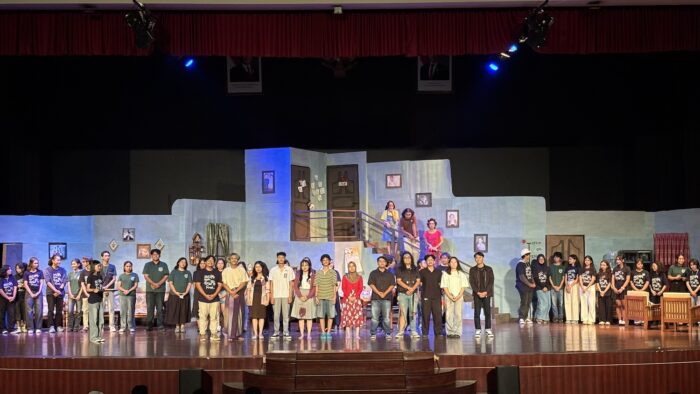 Teater Seriboe Djendela Universitas Sanata Dharma dalam pentas "Entah Kapan Kusebut Itu Rumah" di Auditorium Driyarkara, Jumat (5/6/2026) malam