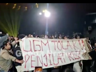 Bentangan spanduk di acara "Kopdar Bareng Mas Dar" yang mengusung tema Pancasila sebagai Pemersatu Bangsa Indonesia di Joglo Gelanggang Inovasi dan Kreativitas (GIK) Universitas Gadjah Mada (UGM) pada Senin (15/6/2026) malam.