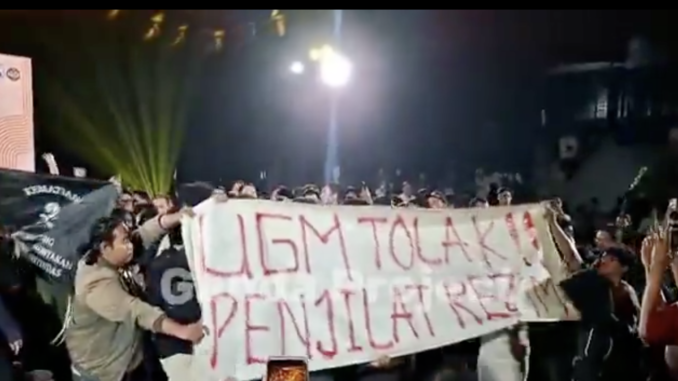 Bentangan spanduk di acara "Kopdar Bareng Mas Dar" yang mengusung tema Pancasila sebagai Pemersatu Bangsa Indonesia di Joglo Gelanggang Inovasi dan Kreativitas (GIK) Universitas Gadjah Mada (UGM) pada Senin (15/6/2026) malam. Bentangan spanduk di acara "Kopdar Bareng Mas Dar" yang mengusung tema Pancasila sebagai Pemersatu Bangsa Indonesia di Joglo Gelanggang Inovasi dan Kreativitas (GIK) Universitas Gadjah Mada (UGM) pada Senin (15/6/2026) malam.