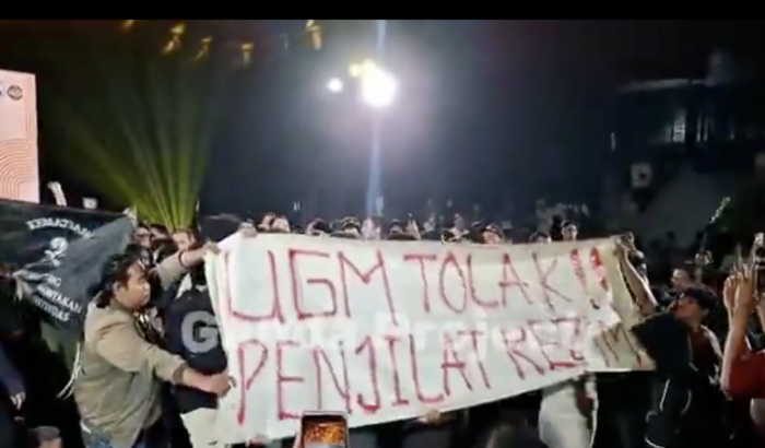 Bentangan spanduk di acara "Kopdar Bareng Mas Dar" yang mengusung tema Pancasila sebagai Pemersatu Bangsa Indonesia di Joglo Gelanggang Inovasi dan Kreativitas (GIK) Universitas Gadjah Mada (UGM) pada Senin (15/6/2026) malam.