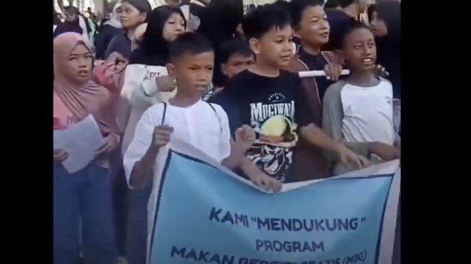 Massa yang terdiri dari pelajar di kawasan Pemerintah Kota (Pemkot) Batam dan DPRD Kota Batam pada Minggu (21/6/2026) pagi mengikuti aksi demonstrasi mendukung program Makan Bergizi Gratis (MBG) Massa yang terdiri dari pelajar di kawasan Pemerintah Kota (Pemkot) Batam dan DPRD Kota Batam pada Minggu (21/6/2026) pagi mengikuti aksi demonstrasi mendukung program Makan Bergizi Gratis (MBG)