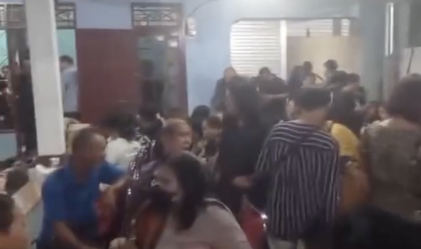 Tangkapan layar video viral unggahan dari akun Threads populer @depok24jam yang mengungkap adanya insiden penolakan ibadah misa penghiburan (doa kedukaan) bagi keluarga yang tengah berduka