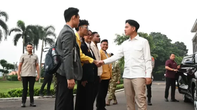 Wakil Presiden (Wapres) Gibran Rakabuming mengajak sejumlah perwakilan mahasiswa dalam kunjungan kerjanya ke Ende, Gorontalo, dan wilayah Papua Wakil Presiden (Wapres) Gibran Rakabuming mengajak sejumlah perwakilan mahasiswa dalam kunjungan kerjanya ke Ende, Gorontalo, dan wilayah Papua