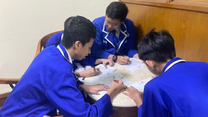 Siswa SMP Perguruan Cikini mengisi kuesiner yang diberikan oleh mahasiswa Program Magister Ilmu Komunikasi Universitas Paramadina, sebagai bagian dari social mapping 
