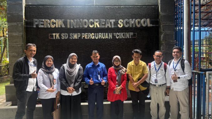Mahasiswa Program Magister Ilmu Komunikasi Universitas Paramadina, mengunjungi SMP Perguruan Cikini pada 18 Mei 2026, diterima oleh Kepala Sekolah, Sugeng Ependi (berbaju biru) dan Wakil Kepala Sekolah, Zakiyatul Fikriyyah (berbaju merah)