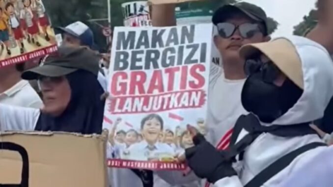 Massa demo pendukung MBG