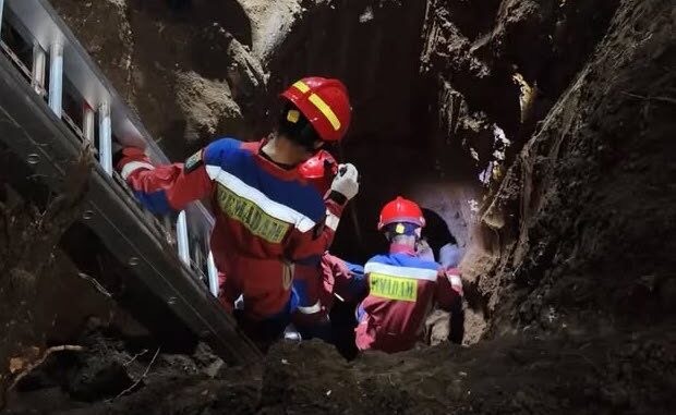 Evakuasi korban dari dalam lubang galian proyek pembangunan Lapangan Multifungsi Taman RW 04 atau yang dikenal warga setempat sebagai Taman Tuyul