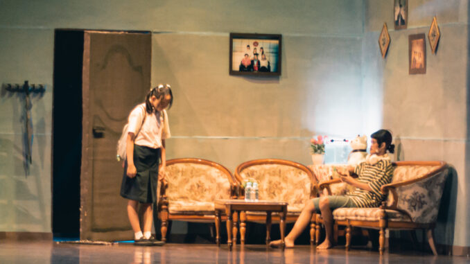 Teater Seriboe Djendela Universitas Sanata Dharma dalam pentas "Entah Kapan Kusebut Itu Rumah" di Auditorium Driyarkara, Jumat (5/6/2026) malam Teater Seriboe Djendela Universitas Sanata Dharma dalam pentas "Entah Kapan Kusebut Itu Rumah" di Auditorium Driyarkara, Jumat (5/6/2026) malam