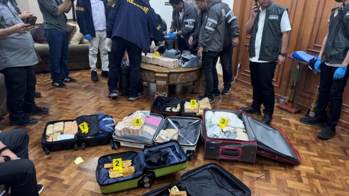 Pada Rabu, 8 Juli 2026, tim penyidik dari Bareskrim Polri dan Polda Metro Jaya melaksanakan penggeledahan di sebuah hunian yang terletak di kawasan Sentul, Bogor. Dalam operasi tersebut, aparat berhasil menemukan aset berupa uang tunai serta batangan emas, yang diduga kuat memiliki keterkaitan dengan penanganan kasus tindak pidana korupsi PT PLN dan PT Asabri