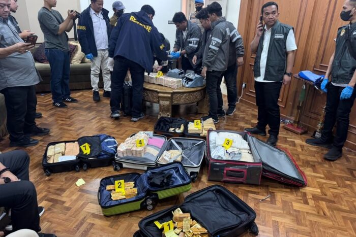 Pada Rabu, 8 Juli 2026, tim penyidik dari Bareskrim Polri dan Polda Metro Jaya melaksanakan penggeledahan di sebuah hunian yang terletak di kawasan Sentul, Bogor. Dalam operasi tersebut, aparat berhasil menemukan aset berupa uang tunai serta batangan emas, yang diduga kuat memiliki keterkaitan dengan penanganan kasus tindak pidana korupsi PT PLN dan PT Asabri