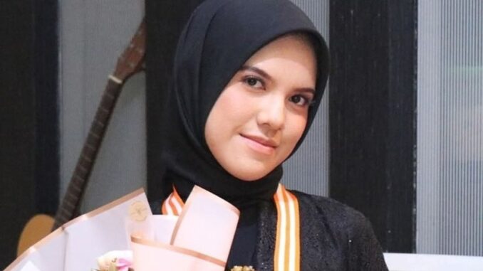 Mahasiswi Telkom University Nadira Az-Zahra Mahasiswi Telkom University Nadira Az-Zahra