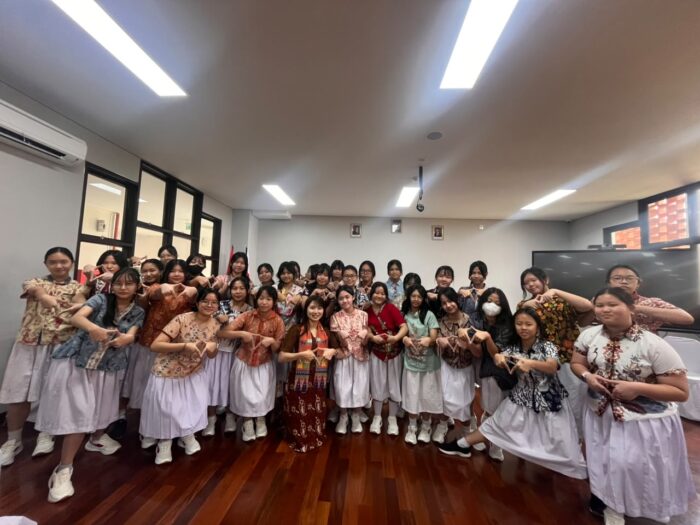 Delegasi Himeji International School Jepang bersama peseta didik SMP Tarakanita 2 Pluit