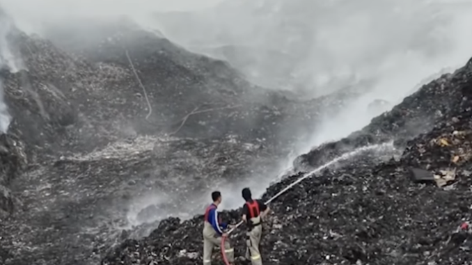 Pemadaman api di TPA Jatiwaringin Pemadaman api di TPA Jatiwaringin, Kebakaran Sampah,