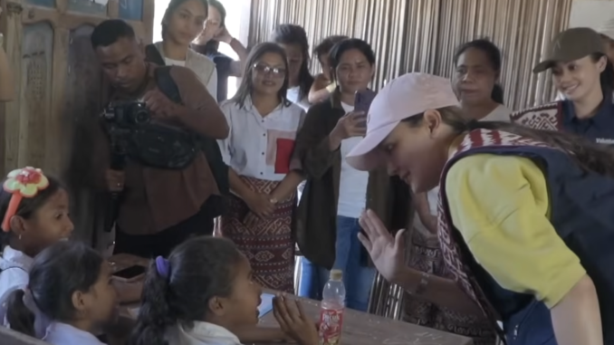 Luna Maya berinteraksi dengan anak-anak di Desa Watugong, Kecamatan Alok Timur, Kabupaten Sikka, Nusa Tenggara Timur (NTT) Luna Maya berinteraksi dengan anak-anak di Desa Watugong, Kecamatan Alok Timur, Kabupaten Sikka, Nusa Tenggara Timur (NTT)
