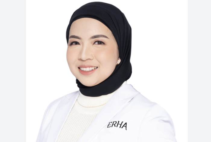 Dokter estetika di Klinik ERHA bernama dr. Ayu Kusuma Ningrum